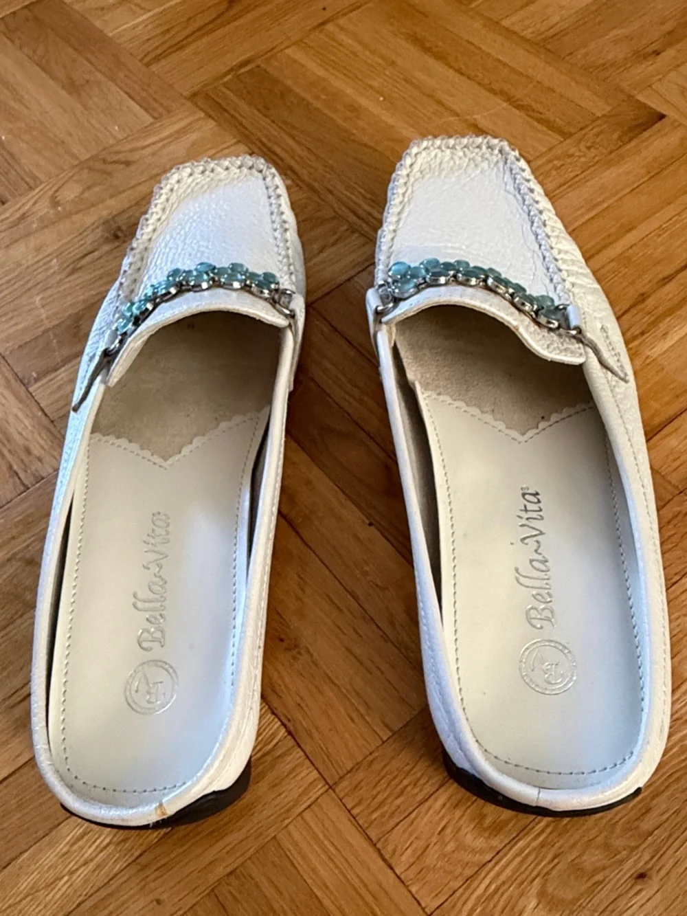 NWOT Bella Vita White Leather Loafers w/ Teal Accent - Women’s Size 7